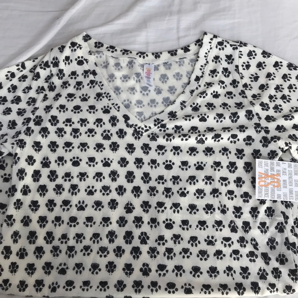 LuLaRoe Tops - 🐾NWT-Christy V-neck Tee! 🐾